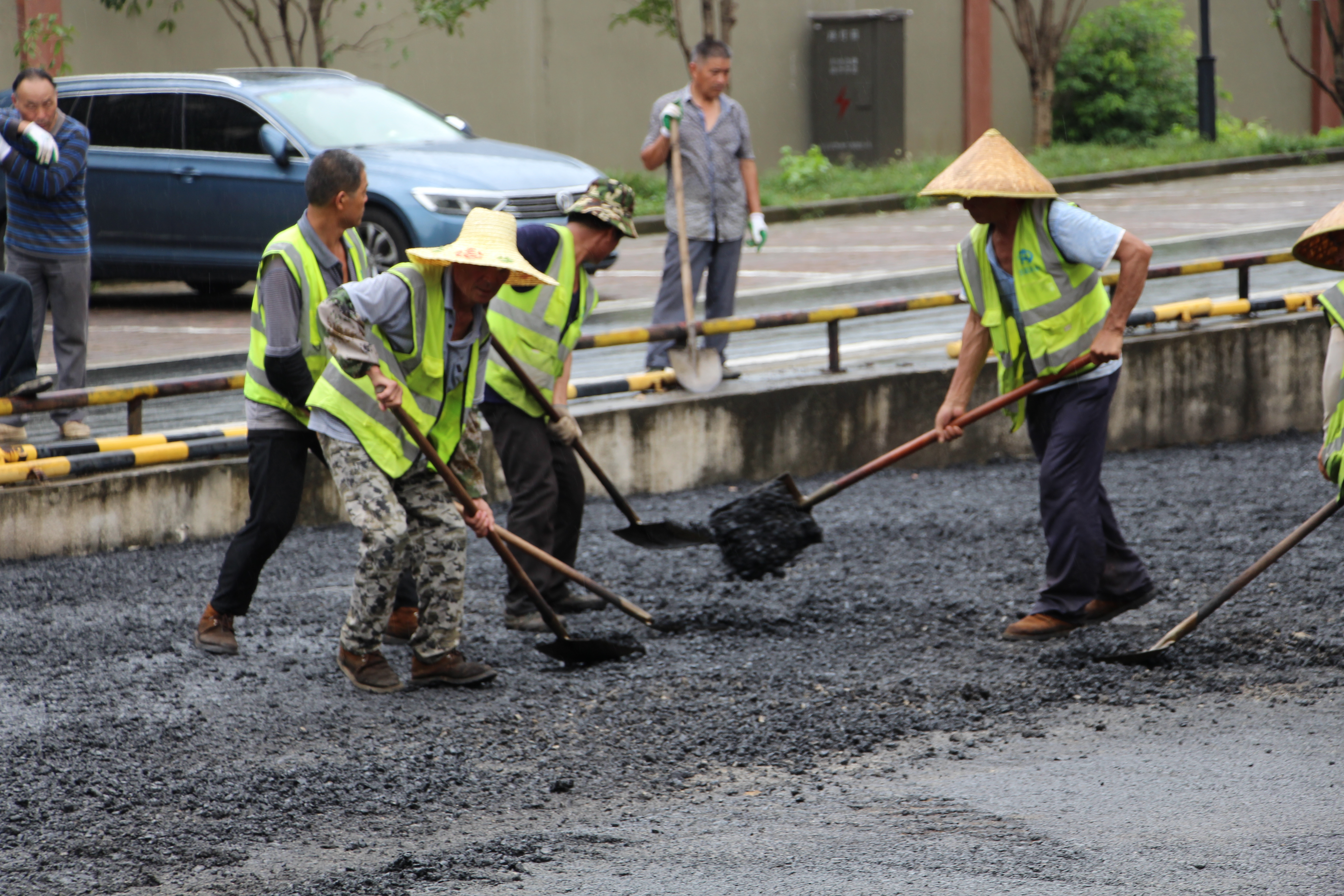 行政楼区域沥青路面铺设工程顺利完工